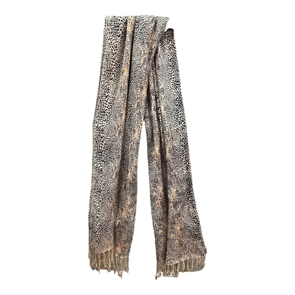 Leopard Scarf with Fringe. Brand and material unknown. - Picture 4 of 5